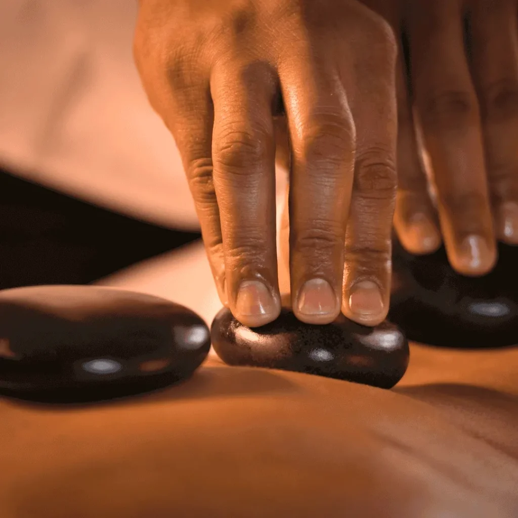 Masaż gorącymi kamieniami